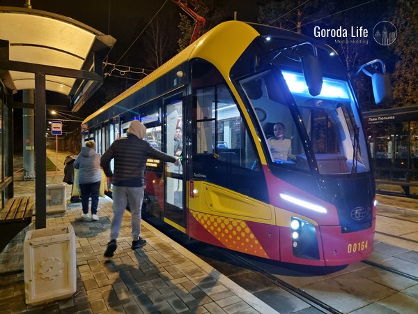 Жители Академического нашли необычный способ избежать давки в трамвае