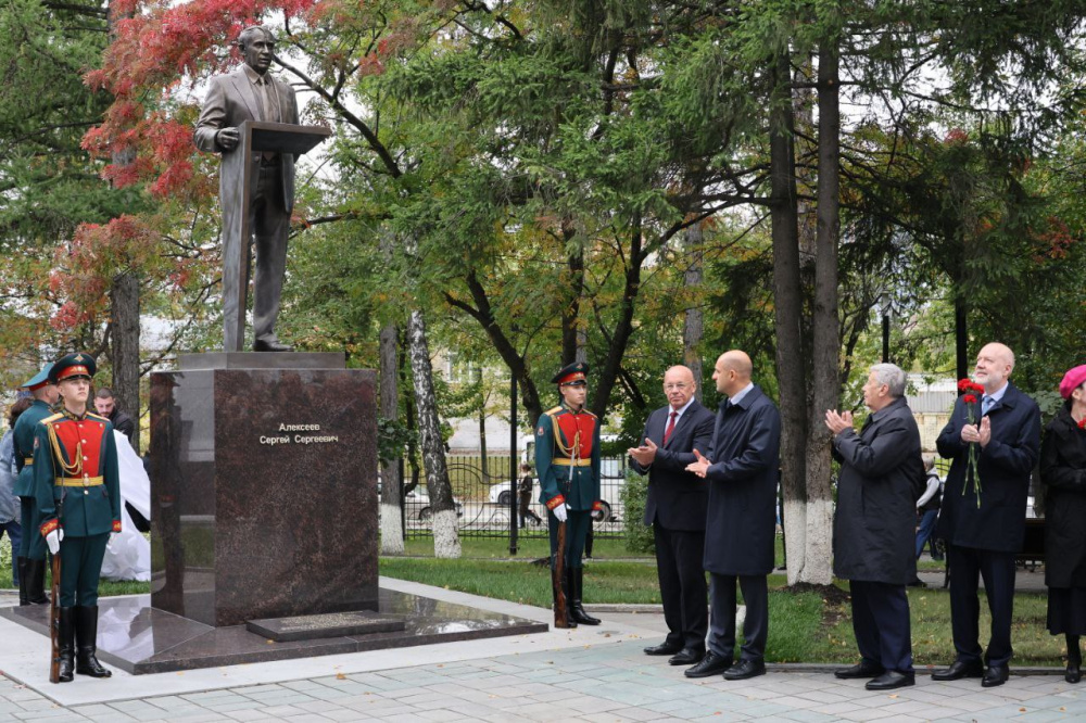 В Екатеринбурге открыли памятник соавтору Конституции России Алексееву  | Памятник соавтору Конституции России открыли в Екатеринбурге 