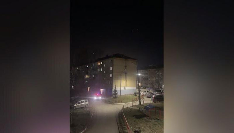 В Первоуральске мужчина удерживал жену и угрожал взорвать гранату: силовики провели штурм | В Первоуральске задержали мужчину, взявшего жену в заложники В Первоуральске мужчина удерживал жену и угрожал взорвать гранату: силовики провели штурм | В Первоуральске задержали мужчину, взявшего жену в заложники