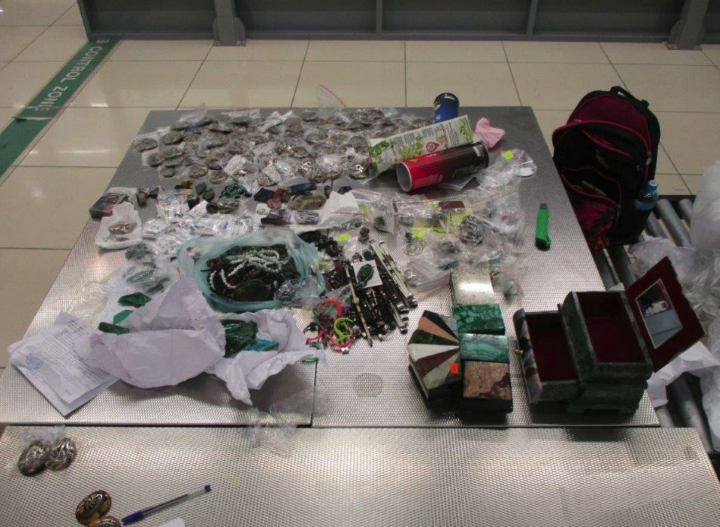 15 килограммов украшений в рюкзаке: кольцовские таможенники выявили коллекцию незадекларированных сувениров из камней