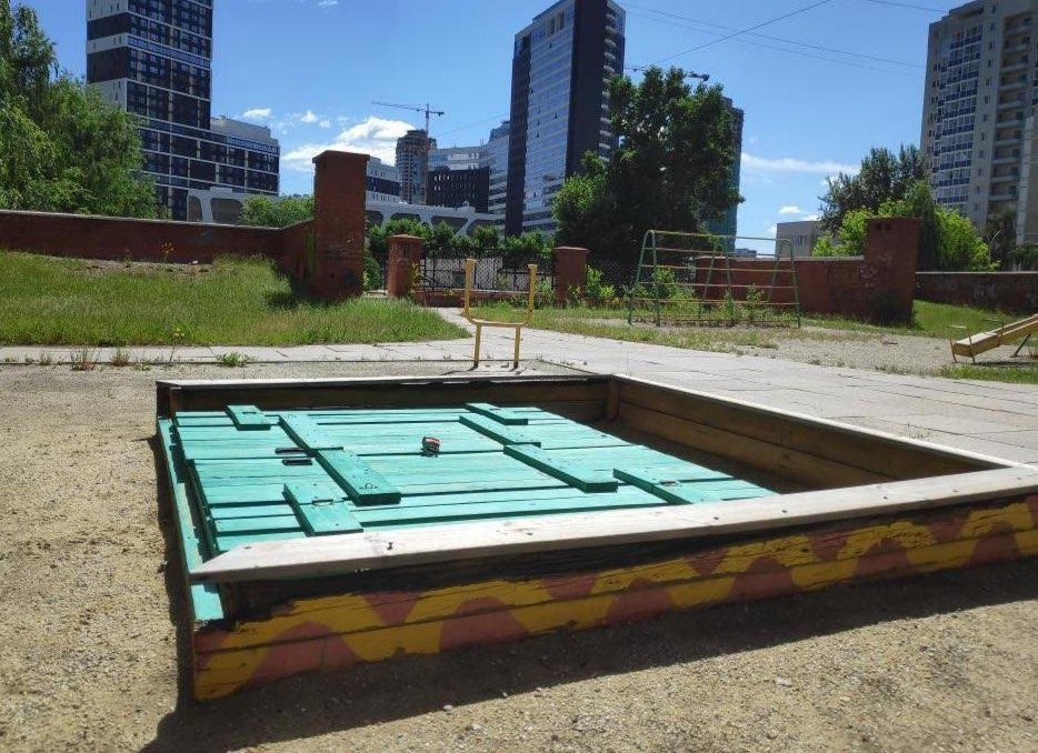 В Екатеринбурге в одном из дворов песочницу закрыли на замок В Екатеринбурге в одном из дворов песочницу закрыли на замок