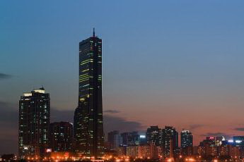 В Сеуле вертолет протаранил 35-этажное здание