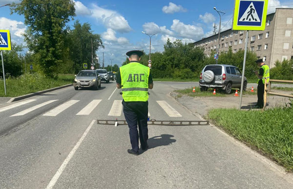 «Не видел пешеходов»: 4-летний мальчик пострадал от водителя Шевроле на пешеходном переходе в Каменске-Уральском | В Каменске-Уральском водитель машины сбил 4-летнего мальчика на пешеходном переходе