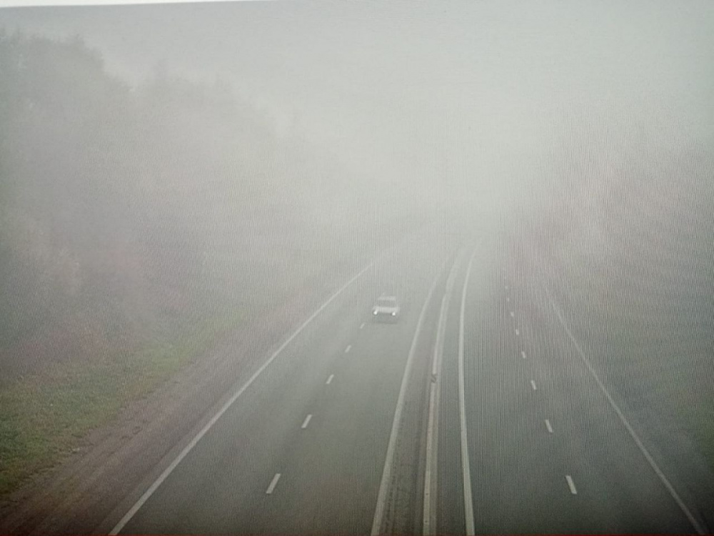 На трассе Екатеринбург — Тюмень из-за тумана осложнилось движение | В Свердловской области часть федеральной трассы окутал туман На трассе Екатеринбург — Тюмень из-за тумана осложнилось движение | В Свердловской области часть федеральной трассы окутал туман