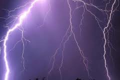 В Подмосковье молния ударила в нефтяную станцию