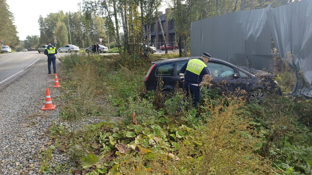 Стало плохо — в ДТП погиб пожилой житель Екатеринбурга  | В Екатеринбурге 61-летний водитель разбился в ДТП 