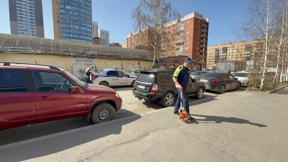 Подросток на Урале пересекал на самокате дорогу и попал под машину | В Екатеринбурге автомобиль сбил 14-летнего подростка на самокате Подросток на Урале пересекал на самокате дорогу и попал под машину | В Екатеринбурге автомобиль сбил 14-летнего подростка на самокате