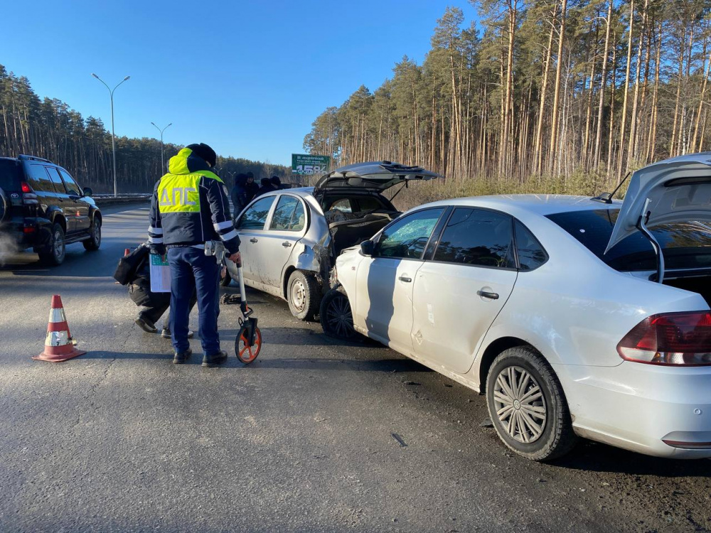 В Екатеринбурге автомобилист устроил ДТП и сбил четверых пешеходов, один человек погиб  | В Екатеринбурге лихач врезался в три машины и сбил четверых пешеходов 