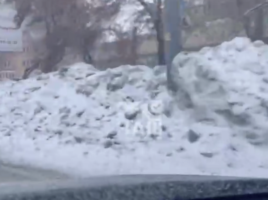 Челябинцы пожаловались на огромные кучи снега Челябинцы пожаловались на огромные кучи снега