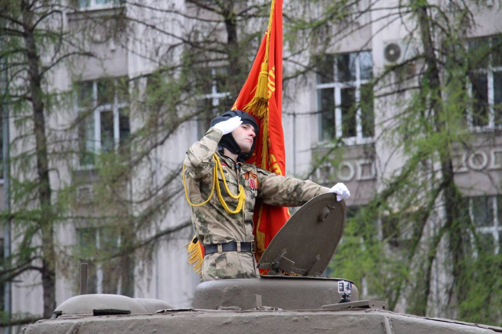 В Перми торжественное прохождение войск объединило две тысячи человек | По улицам Перми 9 мая прошли две тысячи участников парада