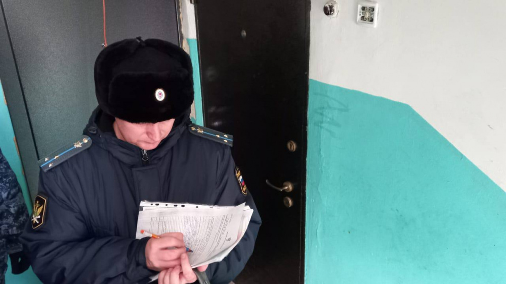 Жительница многоэтажки в Екатеринбурге убрала незаконную перегородку только после угрозы больших санкций  | В Екатеринбурге женщина с трудом исполнила решение суда о демонтаже перегородки 