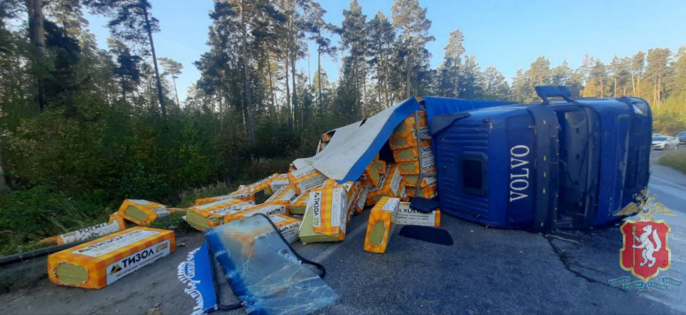 Груз рассыпался — в Екатеринбурге опрокинулся грузовик | В Екатеринбурге на ЕКАД опрокинулась фура