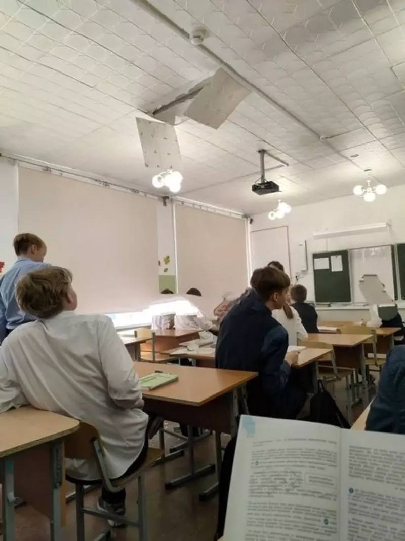 В Тюмени во время урока русского языка обвалилась часть потолка