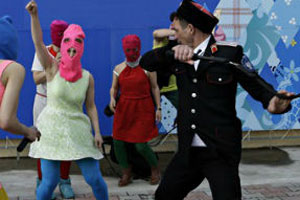 Алехина и Толоконникова опять взялись за старое: запись клипа сорвали казаки. Видео