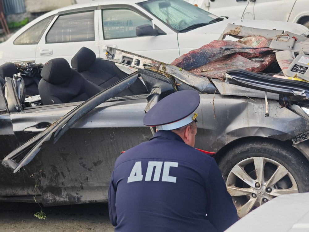 Названа причина падения машины с тремя людьми в овраг | ГИБДД назвала причину гибели троих уральцев в овраге