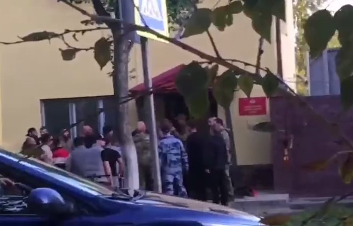 Мигранты устроили драку и стрельбу около воинской части в Тюмени | В Тюмени возле воинской части подрались мигранты Мигранты устроили драку и стрельбу около воинской части в Тюмени | В Тюмени возле воинской части подрались мигранты