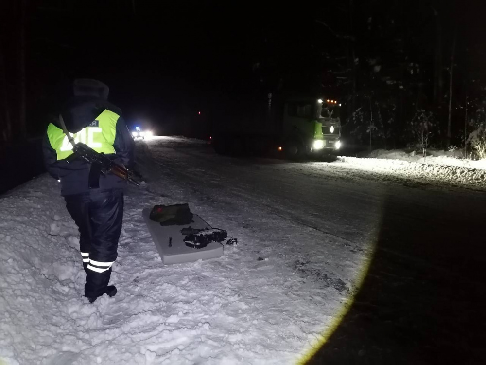 В Свердловской области столкнулись два грузовика, есть пострадавшие  | На Урале в ДТП пострадали два человека 