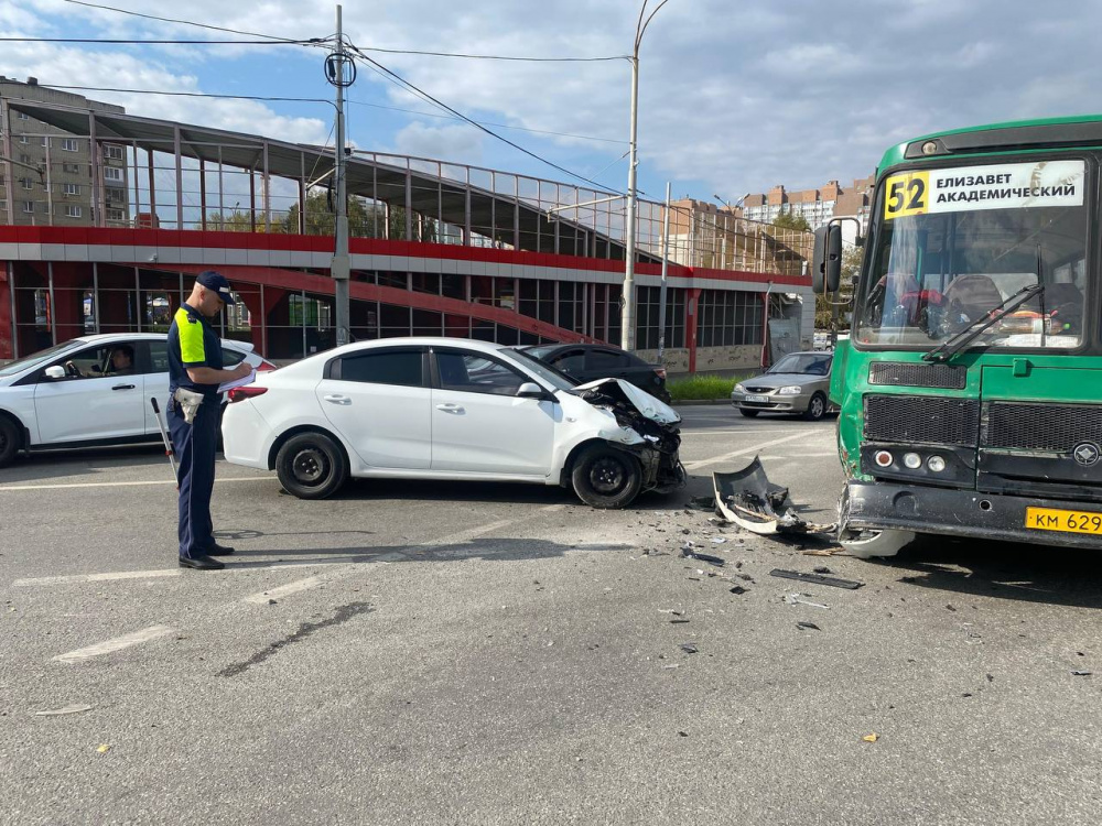 В Екатеринбурге машина «Kia» врезалась в автобус «ПАЗ» | Автобус попал в ДТП на окраине Екатеринбурга В Екатеринбурге машина «Kia» врезалась в автобус «ПАЗ» | Автобус попал в ДТП на окраине Екатеринбурга