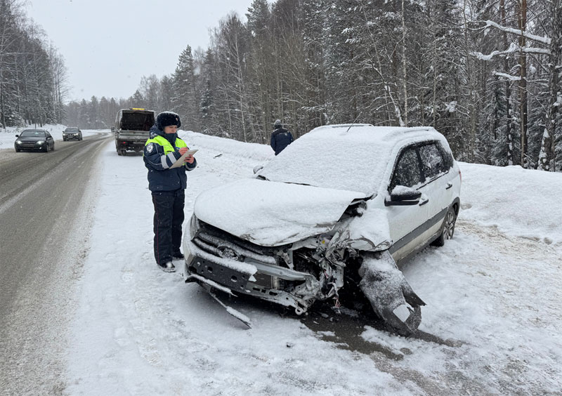 Под Первоуральском женщина на Ладе в снегопад выехала на встречку: пострадал ребёнок | Под Первоуральском Лада столкнулась с ВАЗом, пострадал трёхлетний ребёнок