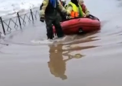 В Челябинской области резко обострилась ситуация с паводком  | В Ашинском районе людей эвакуируют из-за наводнения 