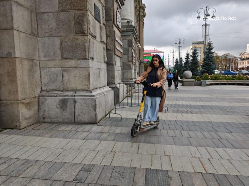 В Екатеринбурге хотят убрать самокаты из центра и ввести платную парковку | Самокаты могут убрать из центра Екатеринбурга