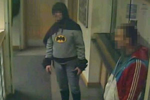 Бэтмен сдал в полицию преступника