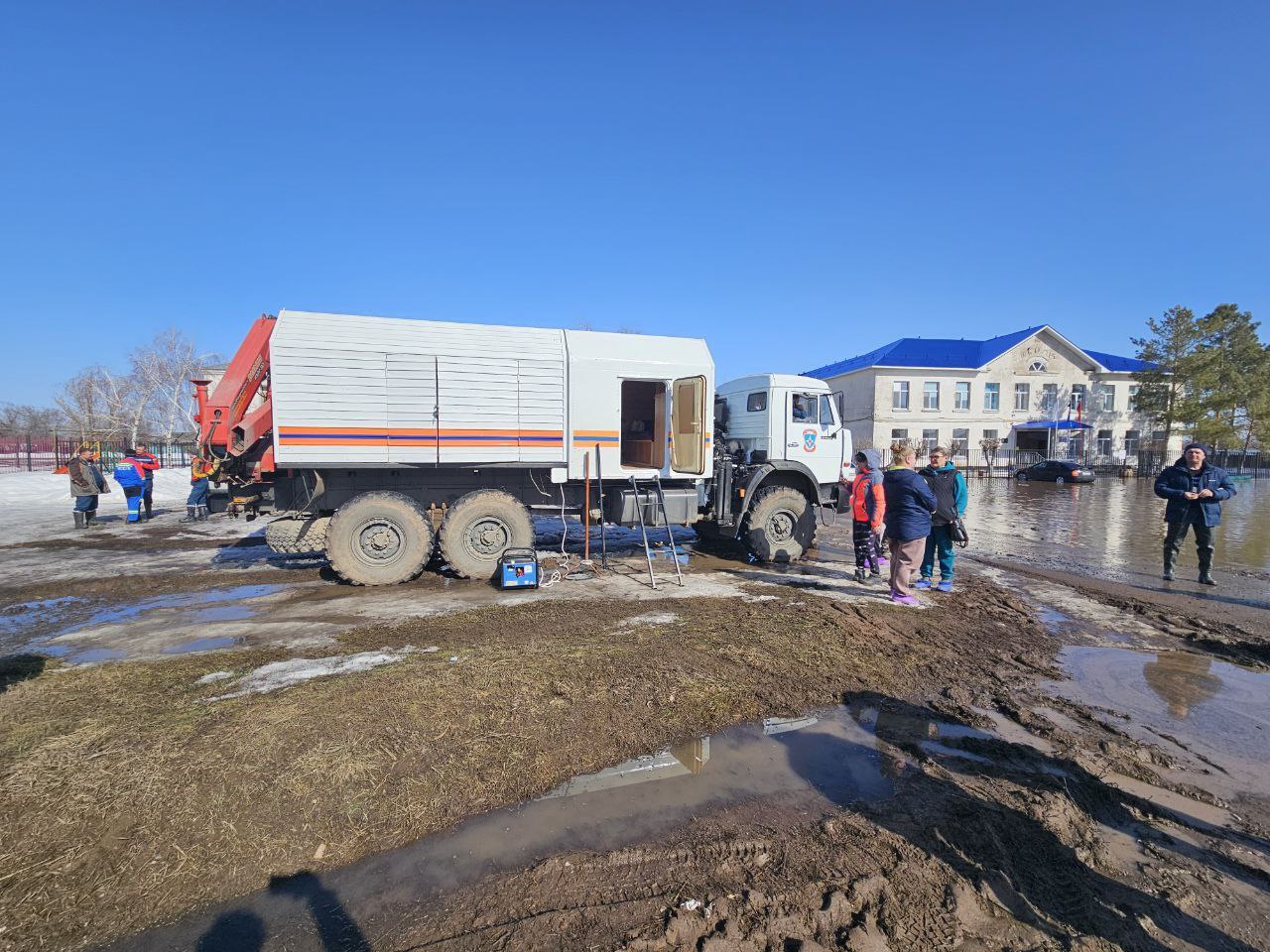 «Призываю всех жителей эвакуироваться» — уральское село оказалось в центре паводка  | В Оренбуржье из-за паводка массово эвакуируют жителей села 