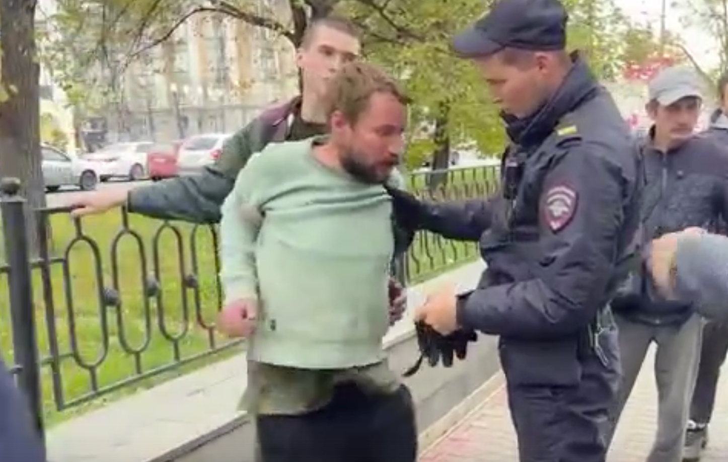 В центре Екатеринбурга мужчина напал на пенсионерку с струбциной. Видео