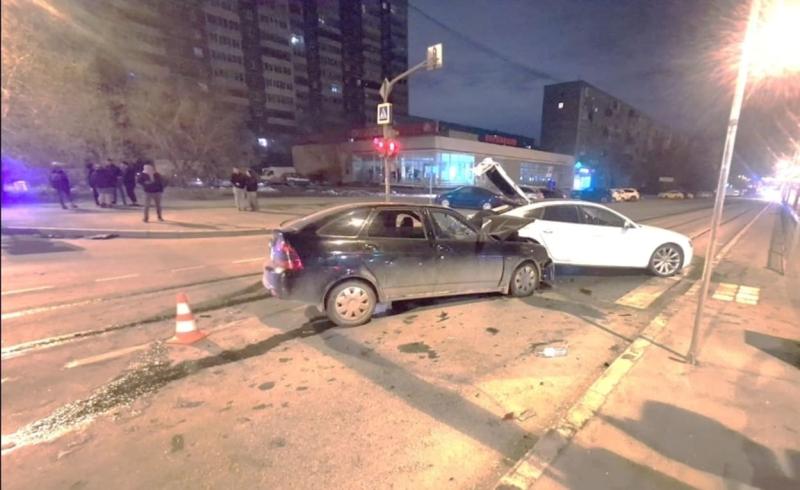 ДТП в Екатеринбурге — пьяный водитель без прав на «Ладе» протаранил «Ауди», пострадали трое | В Екатеринбурге пьяный водитель без прав врезался в припаркованную «Ауди»