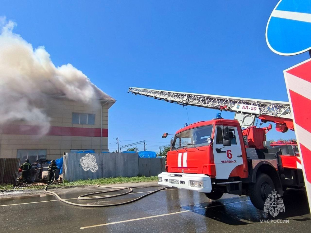 В Челябинске загорелся склад со спиртом  | Склад спирта горит в Челябинске 