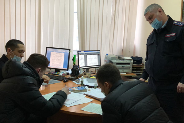 В Екатеринбурге полицейские привлекли к ответственности участников игры в шахматы на проезжей части дороги