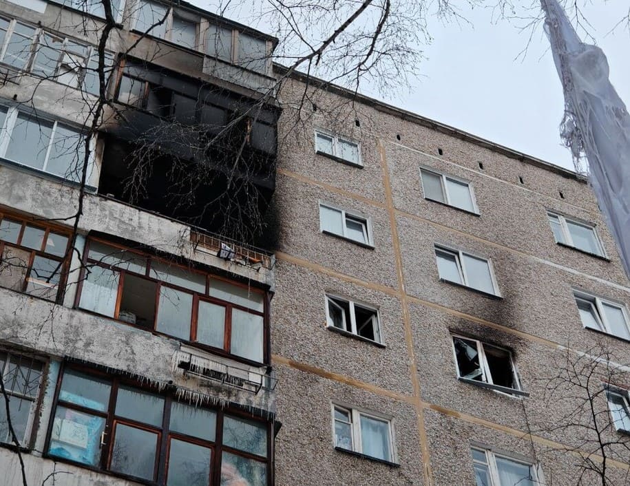 В Екатеринбурге произошёл взрыв и пожар в квартире на улице Ломоносова: МЧС заявило, что это не газ | В Екатеринбурге произошёл взрыв и пожар в квартире на улице Ломоносова