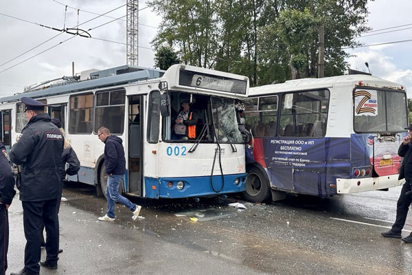 В Екатеринбурге в результате столкновения автобуса и троллейбуса пострадали три пассажира В Екатеринбурге в результате столкновения автобуса и троллейбуса пострадали три пассажира