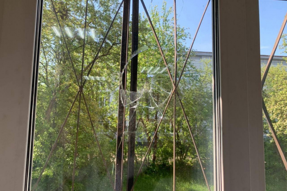 Хулиганы выбили стёкла в больнице Нижнего Тагила  | В больнице №1 Нижнего Тагила выбили стёкла 