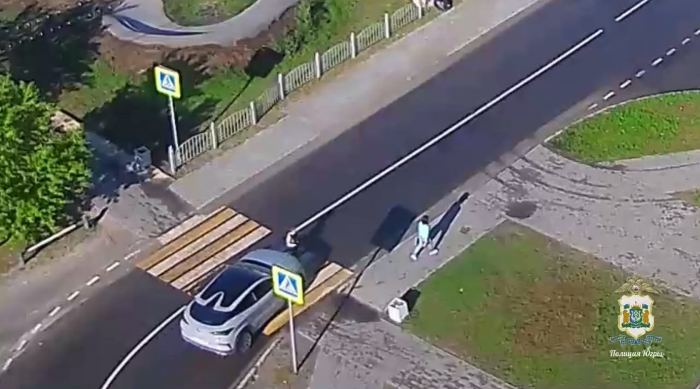 В Нефтеюганске автоледи насмерть сбила ребёнка. Видео  | В Югре восьмилетний самокатчик погиб под колёсами Changan UNI-T 