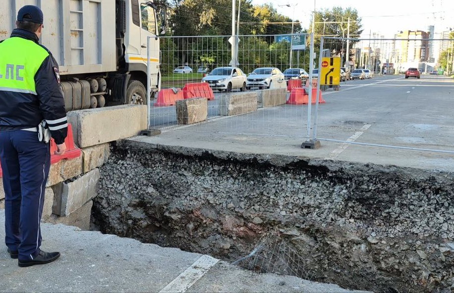 Мотоцикл упал в яму — мужчина погиб в ДТП в Екатеринбурге  | В Екатеринбурге мотоциклист свалился в яму посреди дороги и погиб 