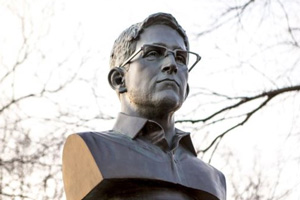 В Нью-Йорке авторы снятого бюста Сноудена требуют вернуть его в парк