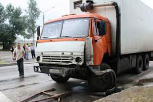 На челябинской трассе легковушку вынесло под свердловский КАМАЗ