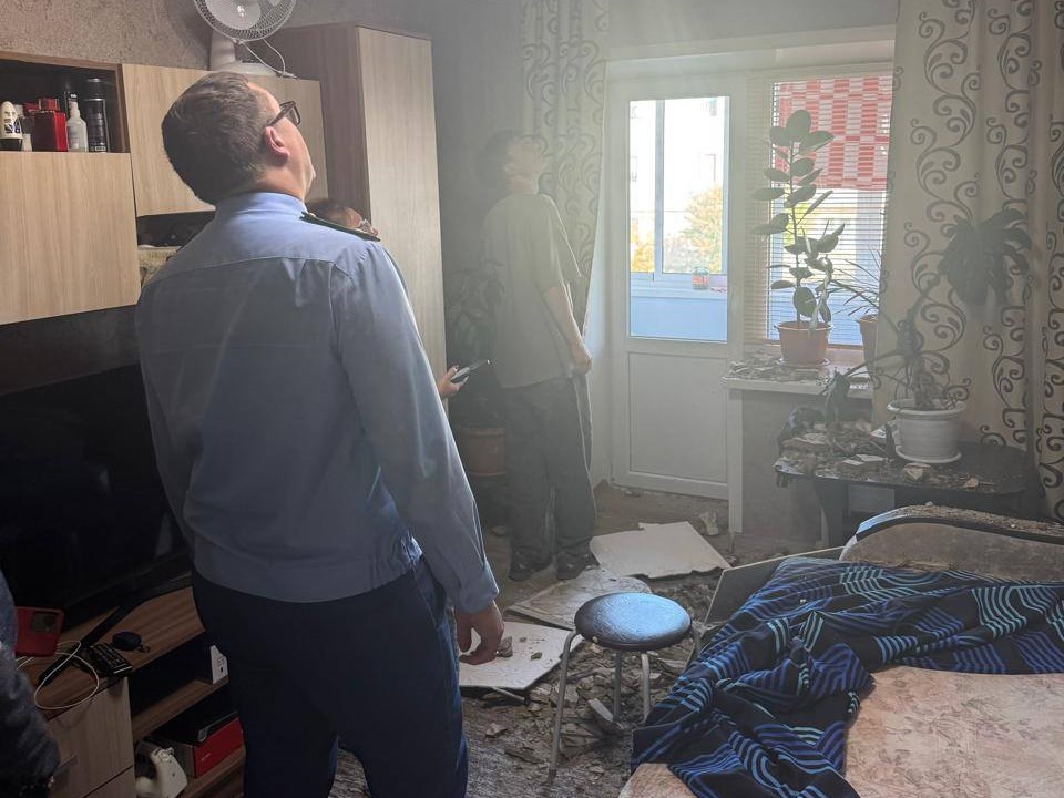 В Серове в жилом доме обрушилась штукатурка  | Потолок обрушился в старом жилом доме в Серове 