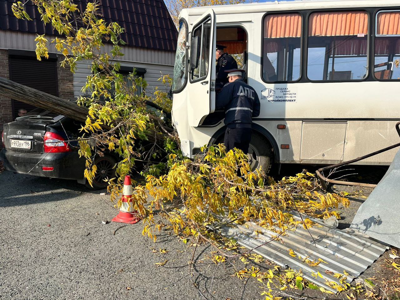На Урале автобус столкнулся с остановочным комплексом На Урале автобус столкнулся с остановочным комплексом