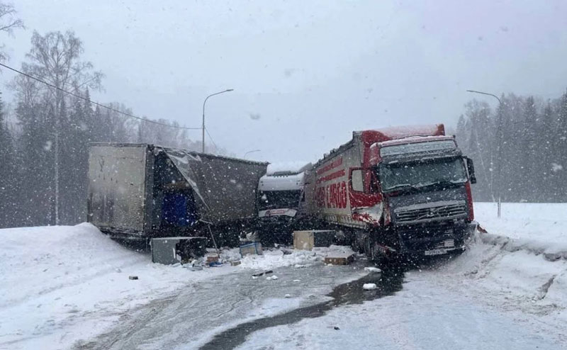 Метель на Урале: на дублере Сибирского тракта столкнулись 11 автомобилей | В Свердловской области из-за метели произошло ДТП с 11 автомобилями Метель на Урале: на дублере Сибирского тракта столкнулись 11 автомобилей | В Свердловской области из-за метели произошло ДТП с 11 автомобилями
