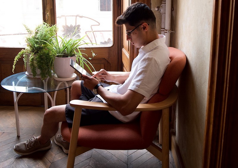 Сборку мебели и строительные услуги можно заказать через интернет