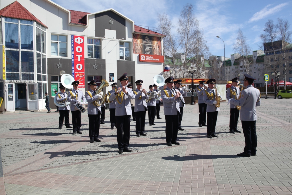Оркестр полиции Югры организовал флешмоб в Ханты-Мансийске