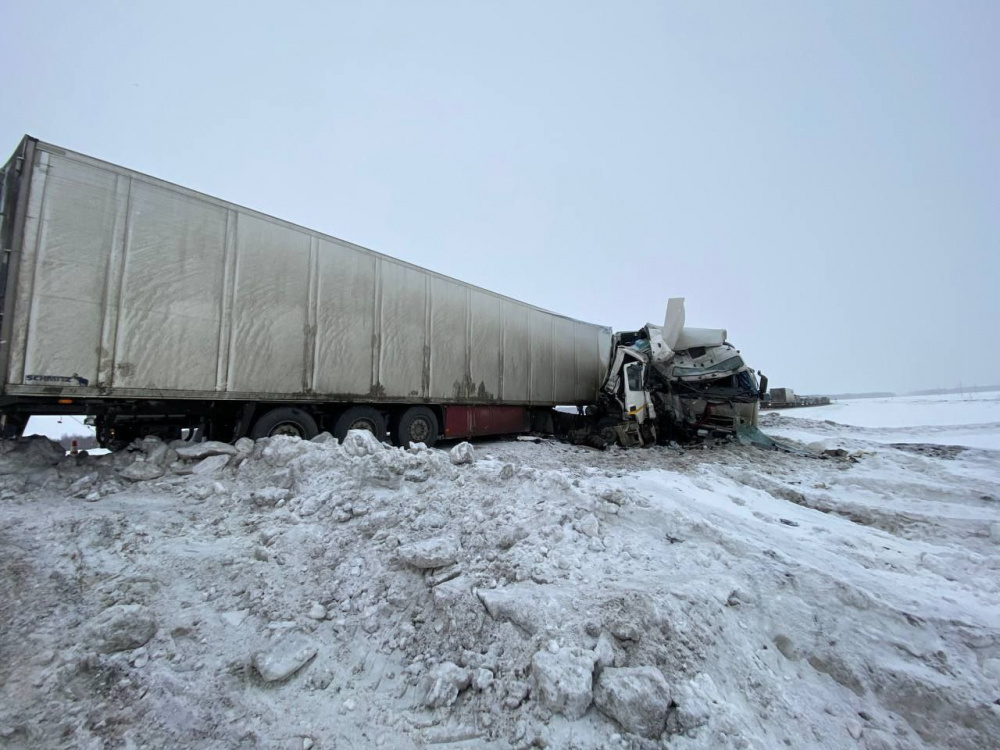 Водитель грузовика насмерть разбился в Тюменской области | В Тюменской области водитель фуры погиб в ДТП 
