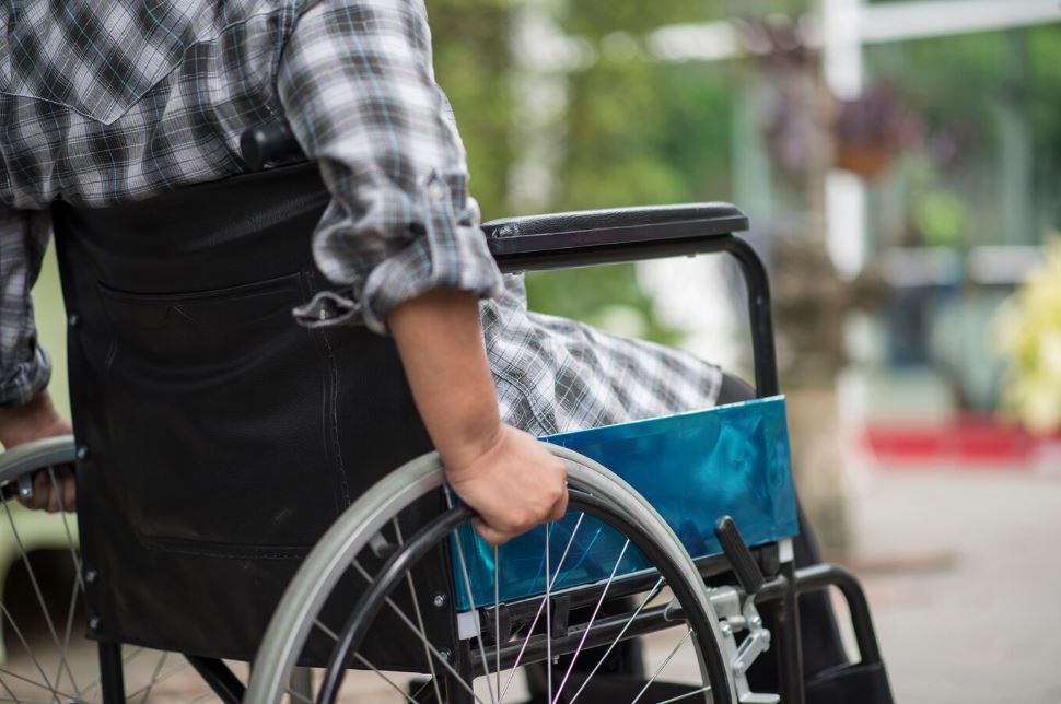 Уральцы жалуются на автохамов, паркующихся на местах для инвалидов  | На Урале автохамы лишают инвалидов парковочных мест 