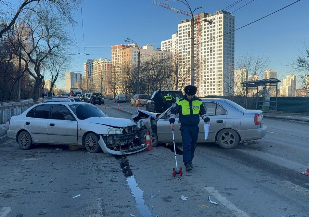 В Екатеринбурге в массовом ДТП пострадал ребёнок без автокресла | На улице Щербакова в Екатеринбурге в аварии трёх машин пострадал ребёнок В Екатеринбурге в массовом ДТП пострадал ребёнок без автокресла | На улице Щербакова в Екатеринбурге в аварии трёх машин пострадал ребёнок