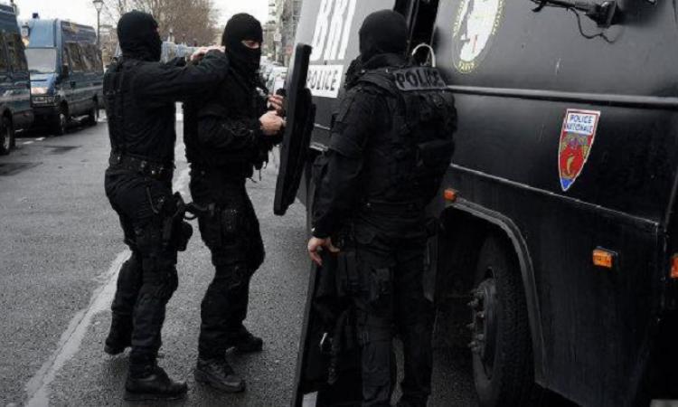 На юге Парижа вооруженный пистолетом мужчина захватил заложников в турфирме