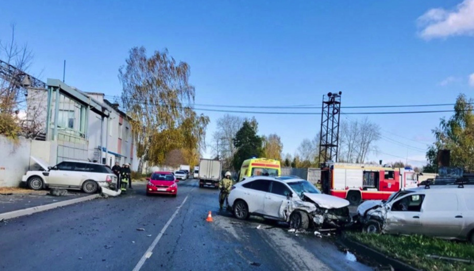 Дорожное происшествие в Екатеринбурге: тройное столкновение с пострадавшими Дорожное происшествие в Екатеринбурге: тройное столкновение с пострадавшими