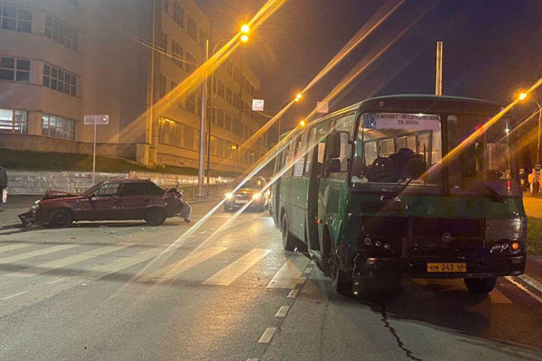 В Екатеринбурге в ДТП с автобусом и легковушкой пострадал один человек