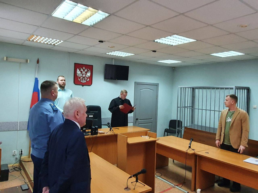 Уралец уедет в колонию-поселение за травмирование женщины и вождение без прав  | В Екатеринбурге осудили мужчину за тяжёлое травмирование женщины 